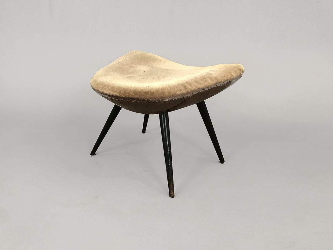 Foto Footrest with Black Wooden Base and Beige Velvet Upholstery