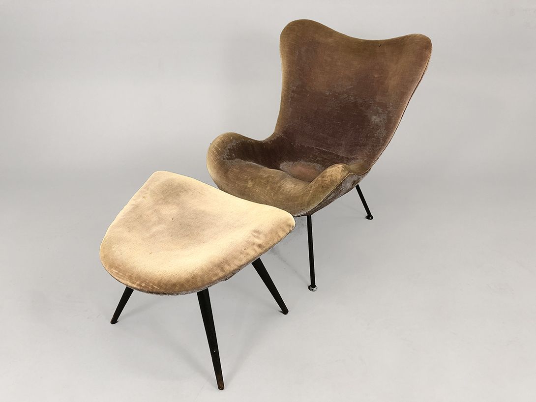 Foto Light Brown Velvet Armchair with Black Wooden Base