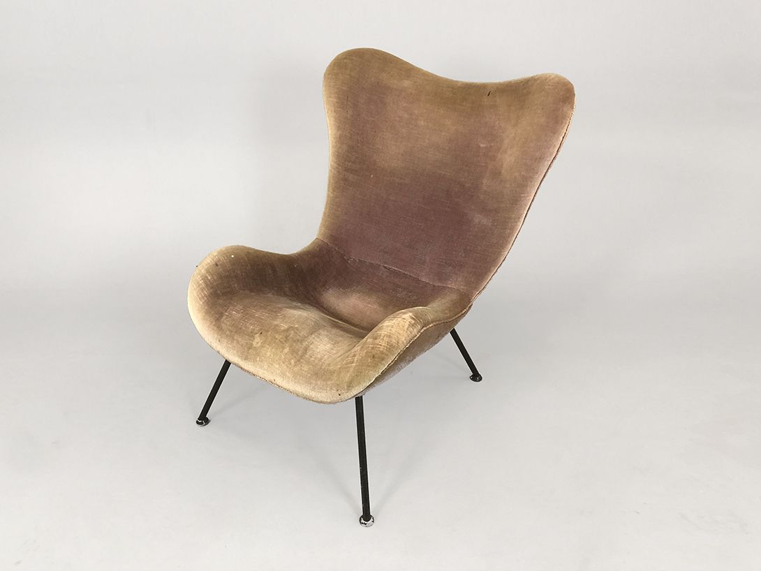 Foto Light Brown Velvet Armchair with Black Wooden Base