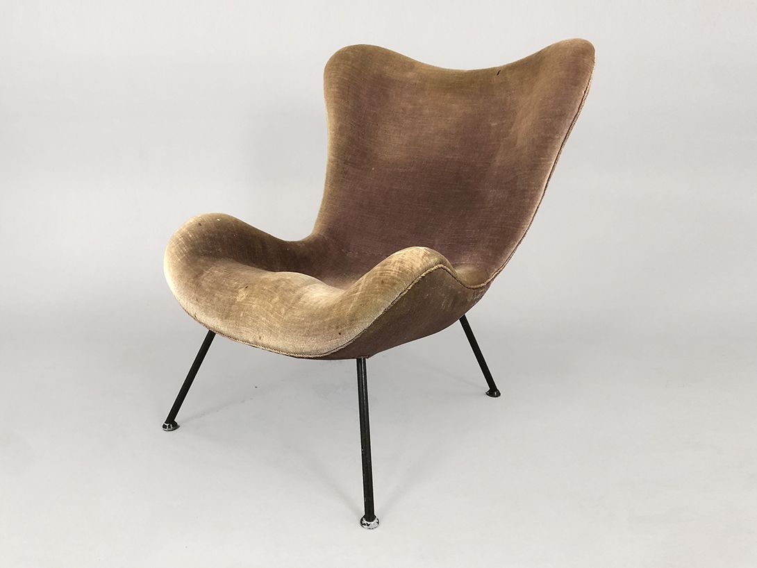 Foto Light Brown Velvet Armchair with Black Wooden Base
