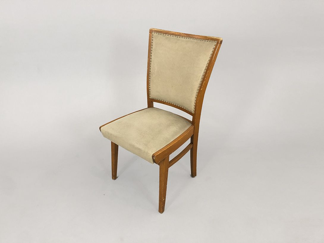 Foto Wooden Chair with Beige Velvet Upholstery