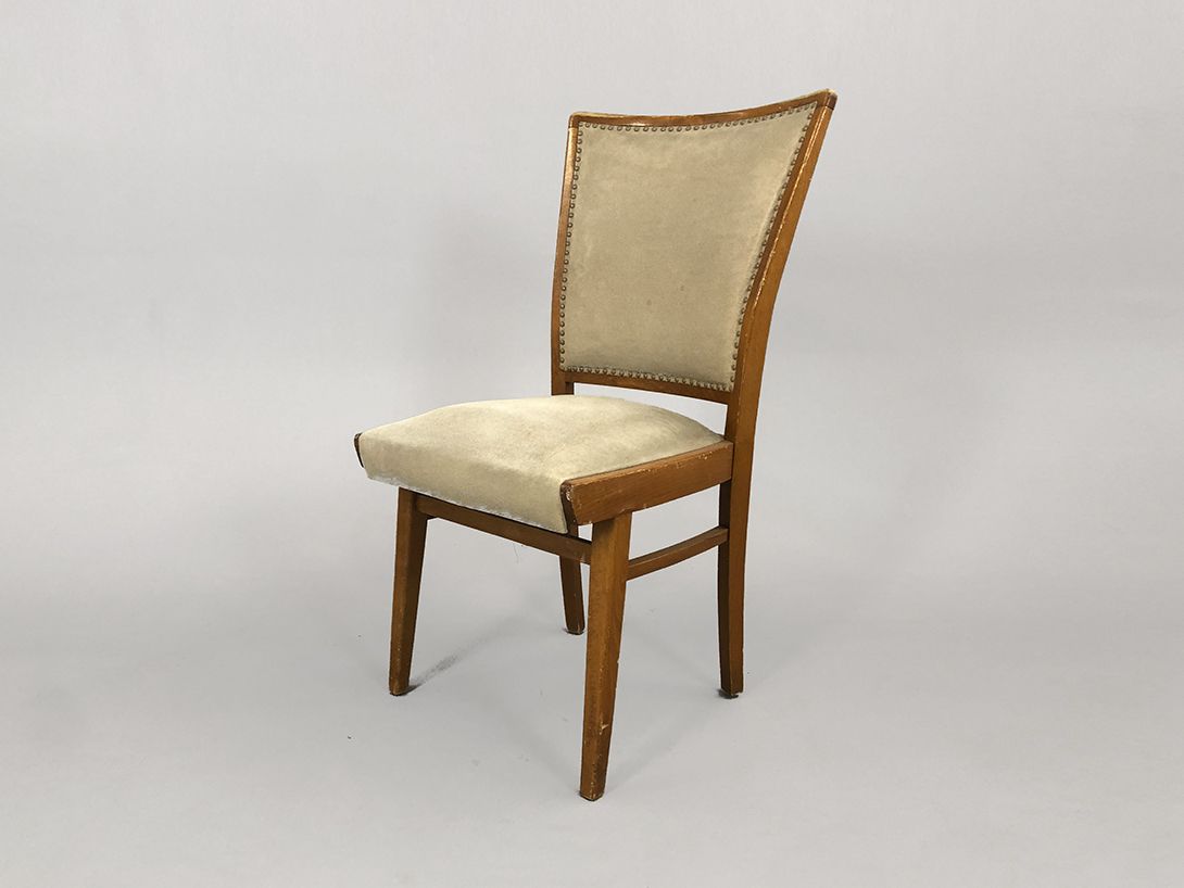 Foto Wooden Chair with Beige Velvet Upholstery