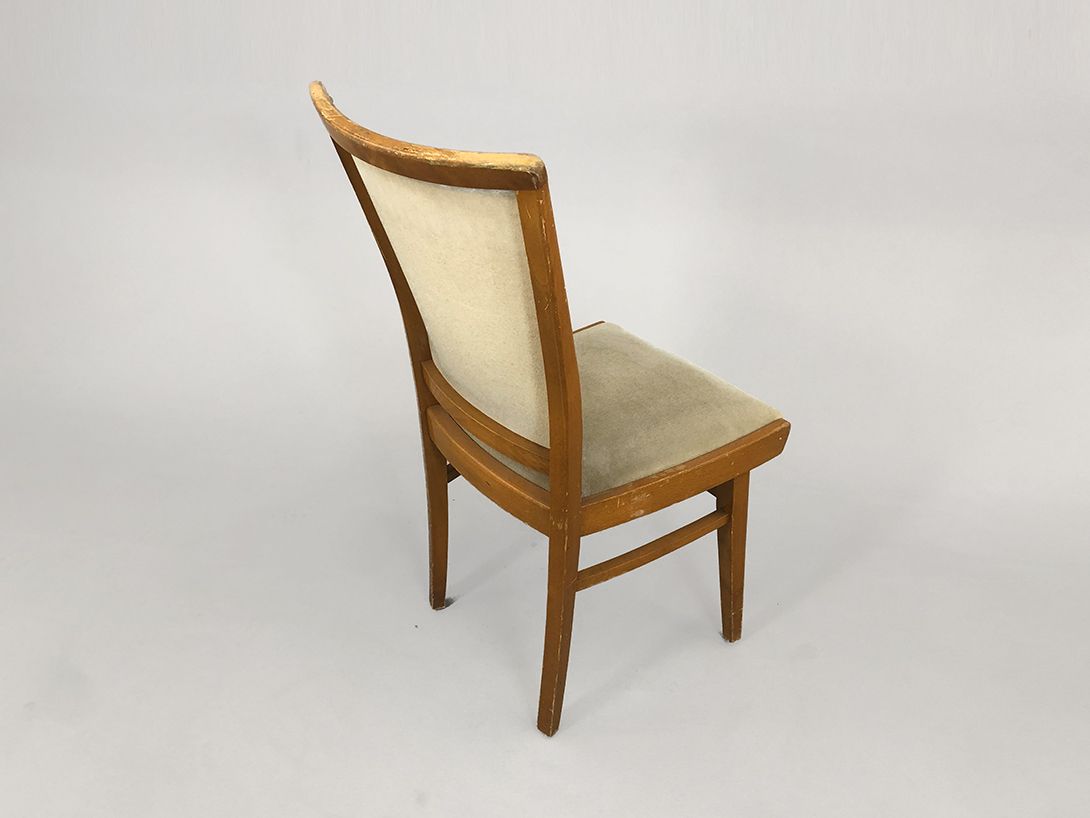 Foto Wooden Chair with Beige Velvet Upholstery