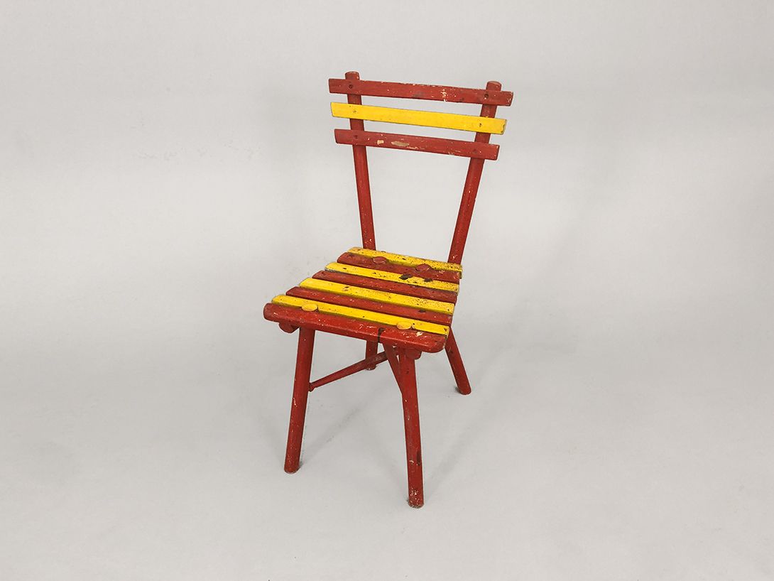 Foto Wooden Garden Chair Red and Yellow Painted