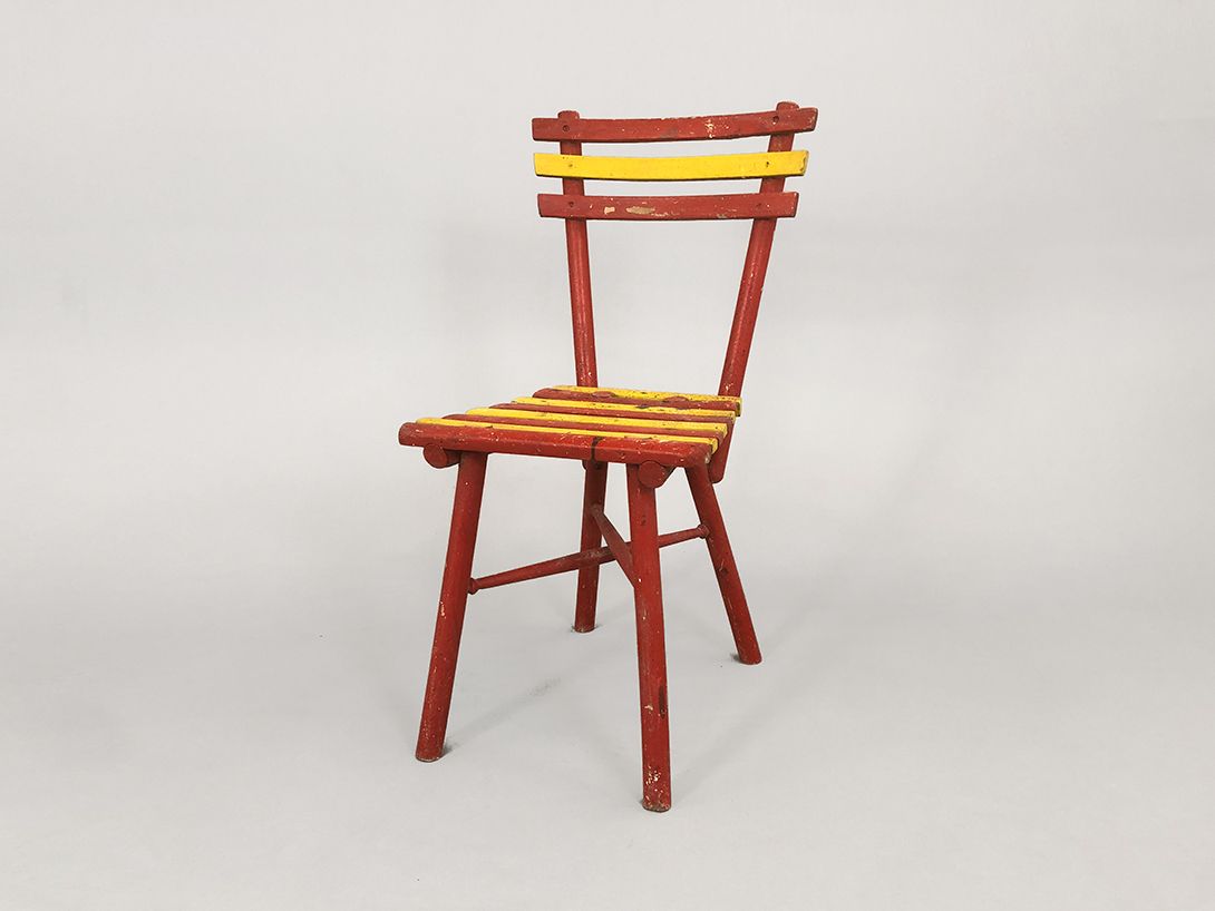 Foto Wooden Garden Chair Red and Yellow Painted