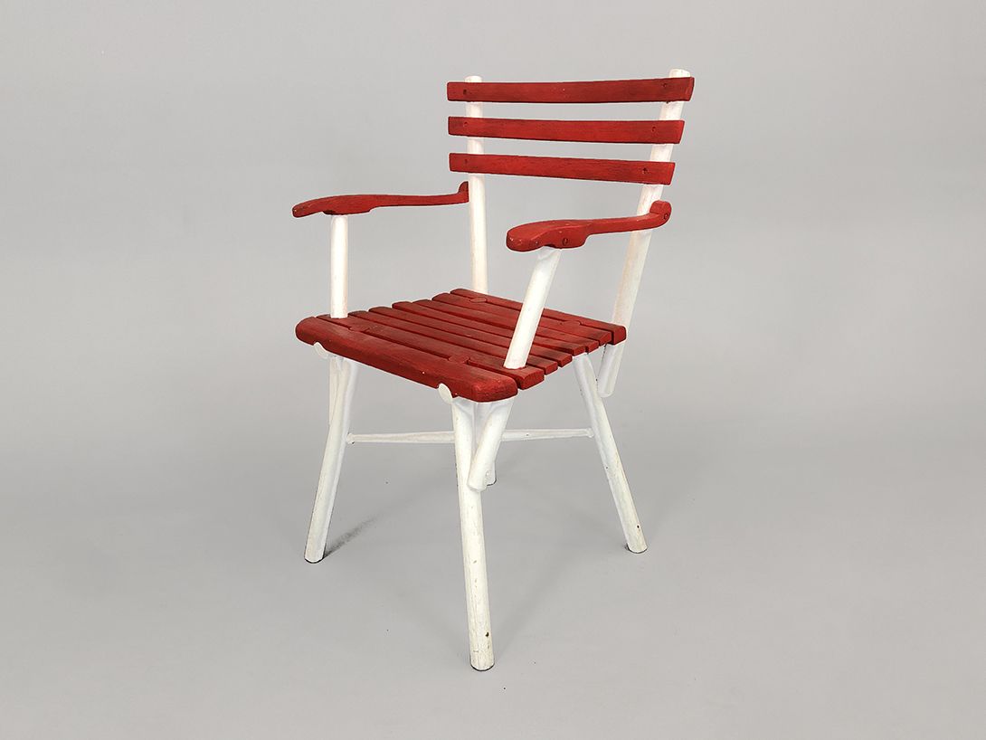 Foto Wooden Red Garden Chair with White Frame