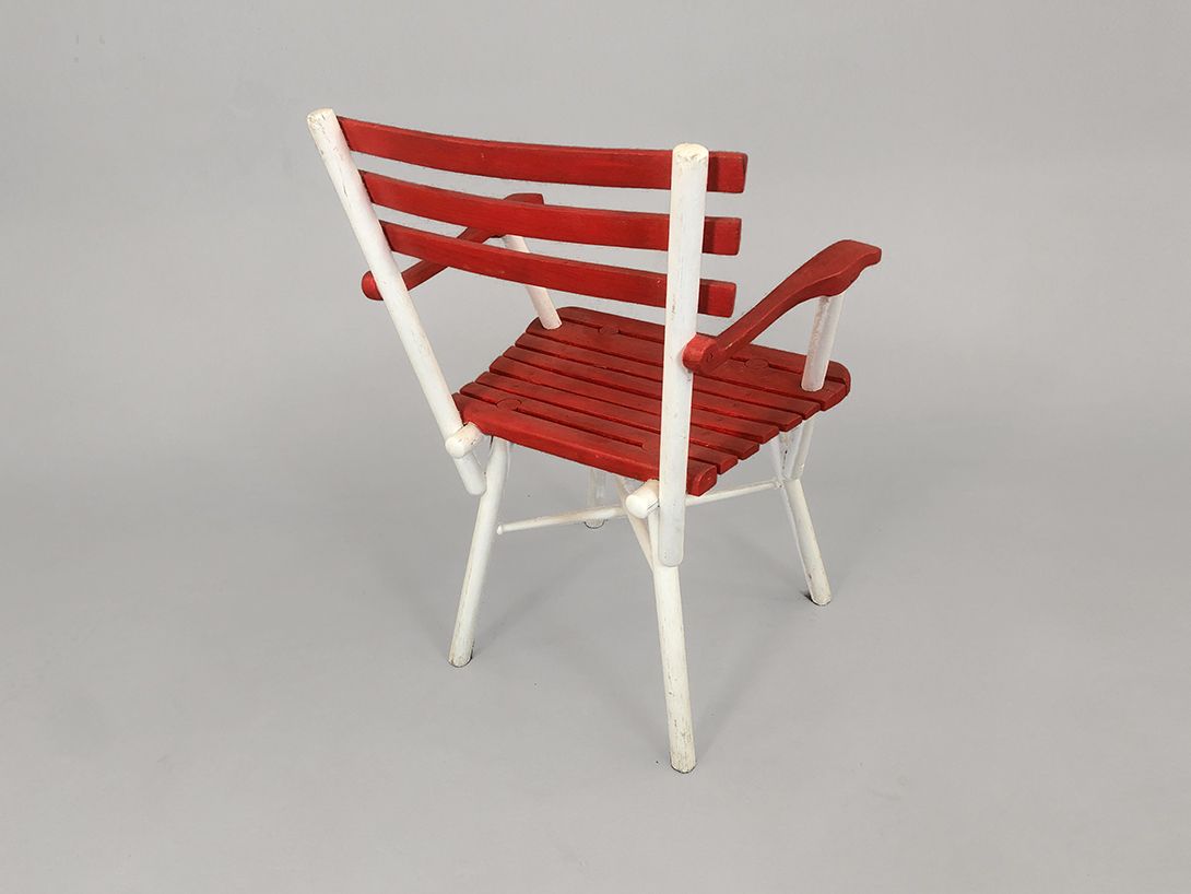 Foto Wooden Red Garden Chair with White Frame