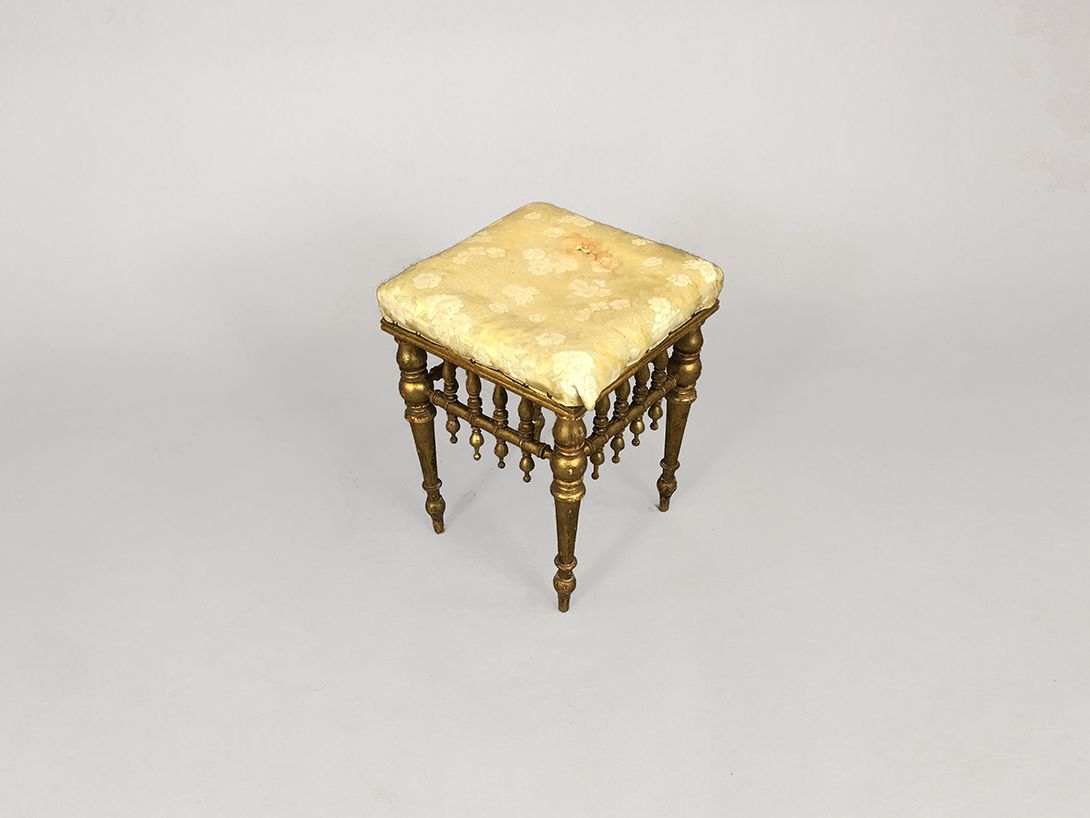 Foto Golden Stool with Yellow-White Flowered Upholstery