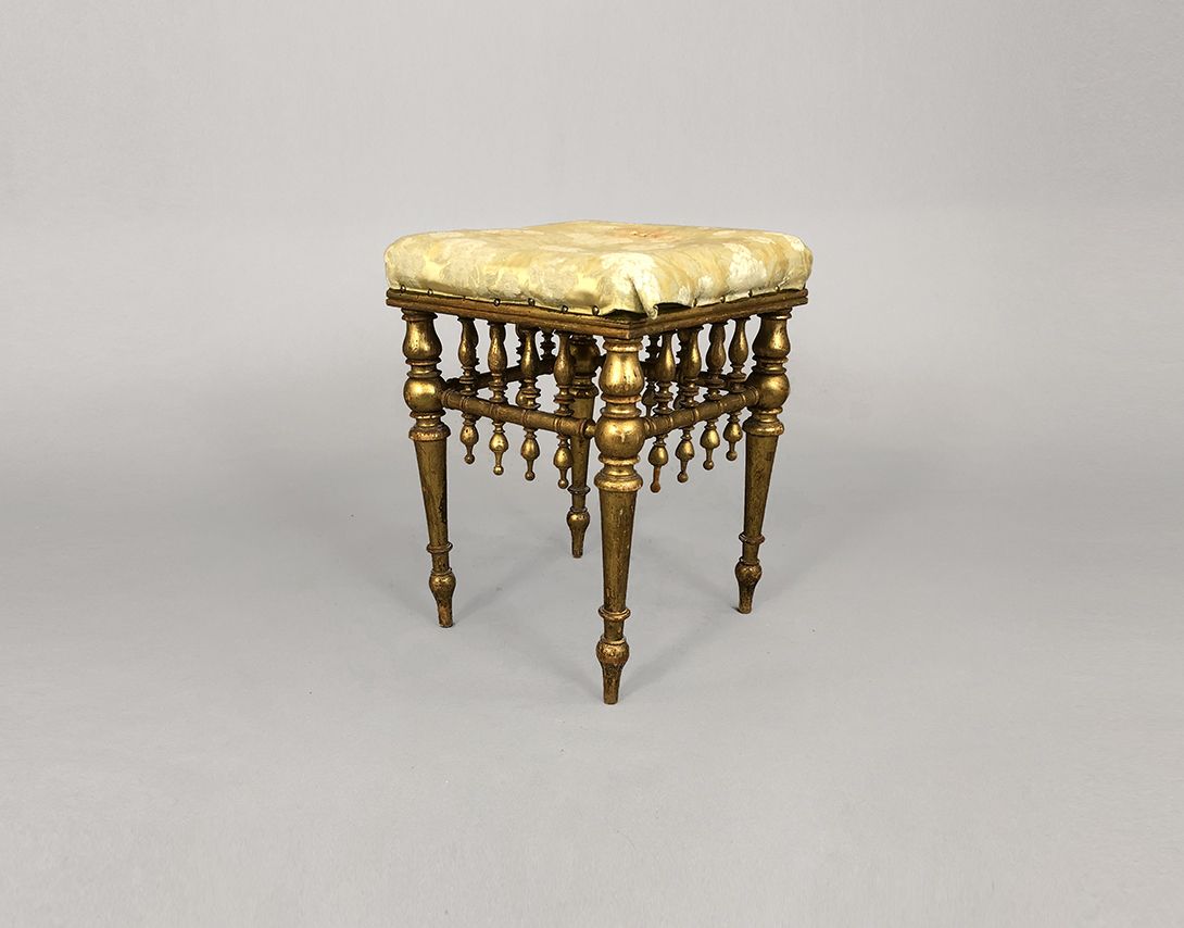 Foto Golden Stool with Yellow-White Flowered Upholstery