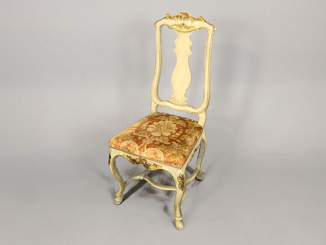 Foto Antique White Wooden Chair with Flowered Upholstery
