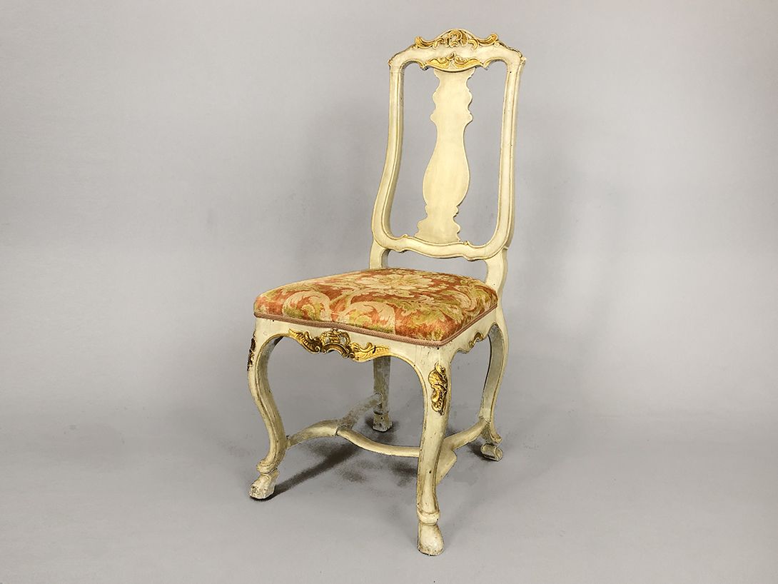Foto Antique White Wooden Chair with Flowered Upholstery