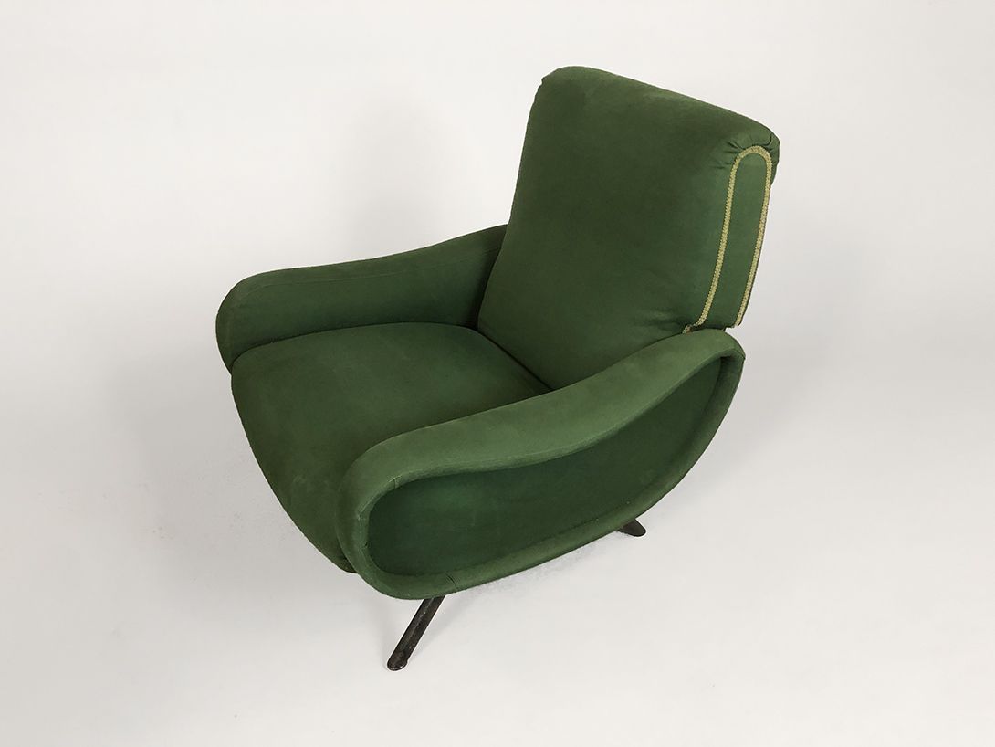 Foto Green Armchair with Wooden Base