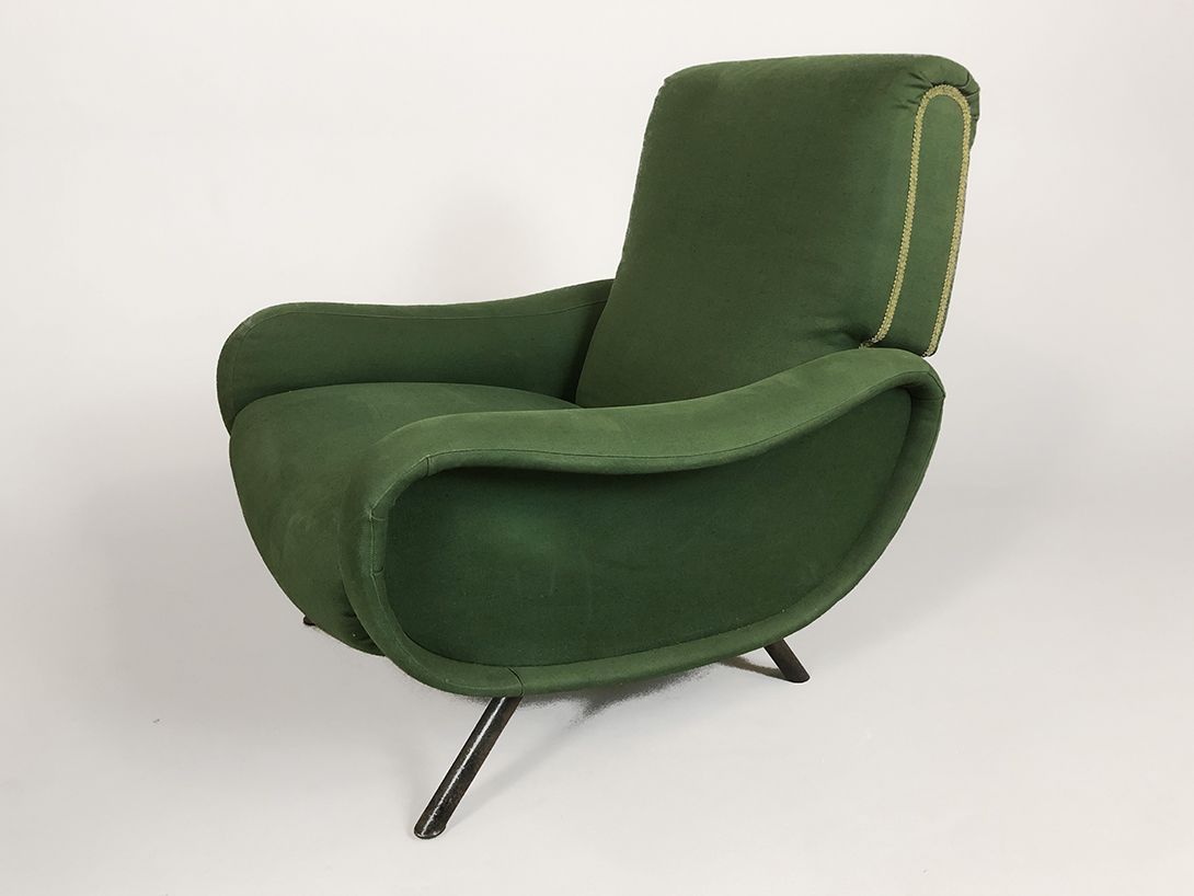 Foto Green Armchair with Wooden Base