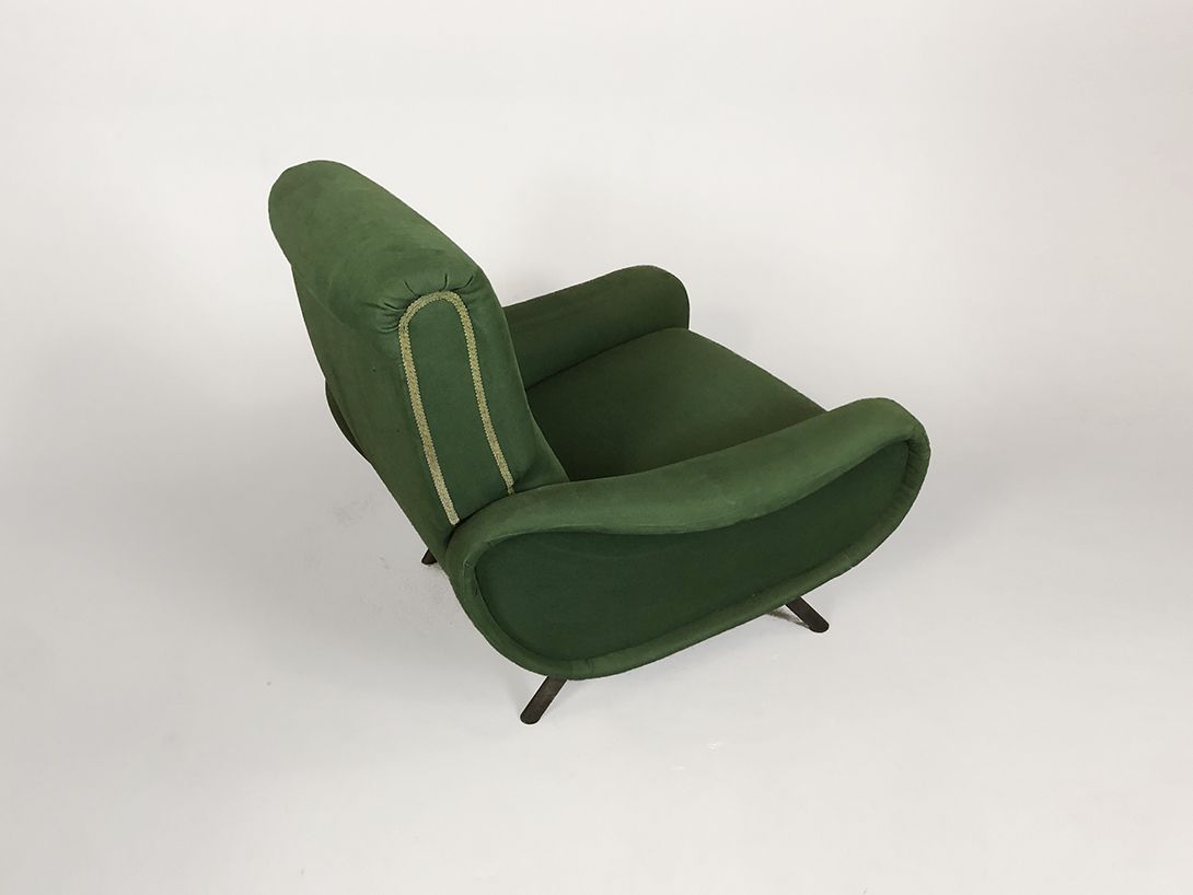 Foto Green Armchair with Wooden Base