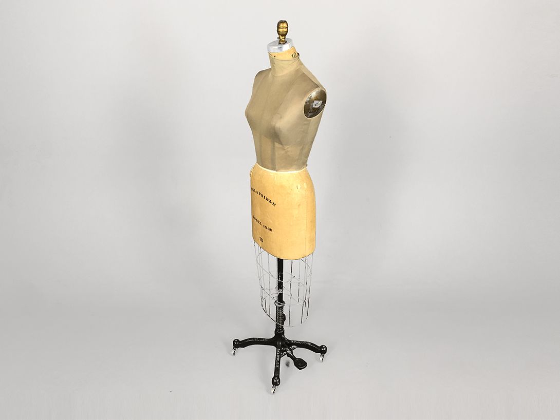 Foto Collapsible Mannequin with Wire Kilt New York 1966