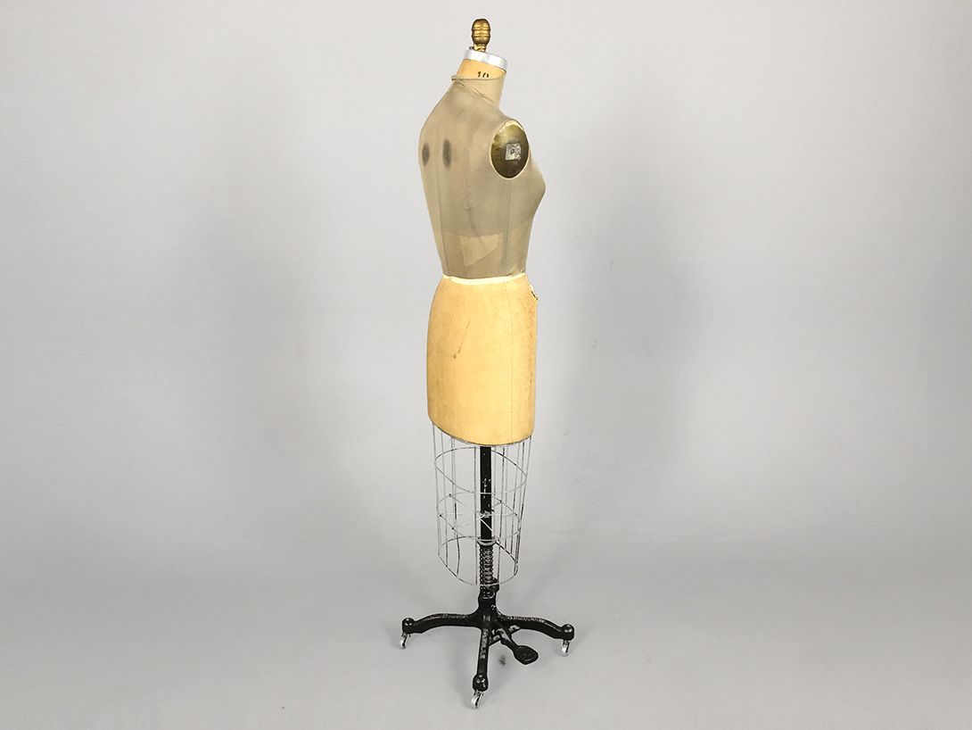 Foto Collapsible Mannequin with Wire Kilt New York 1966
