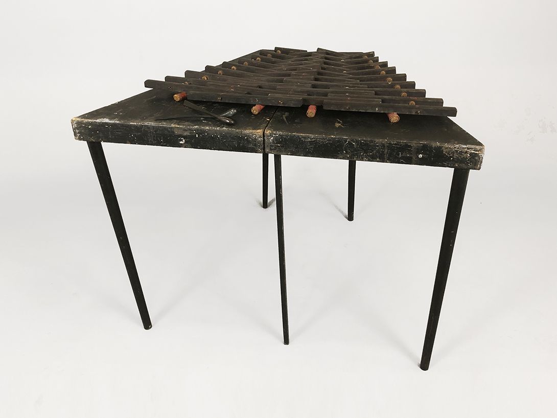 Foto Black Wooden Xylophone with Mallet and Suitcase Table