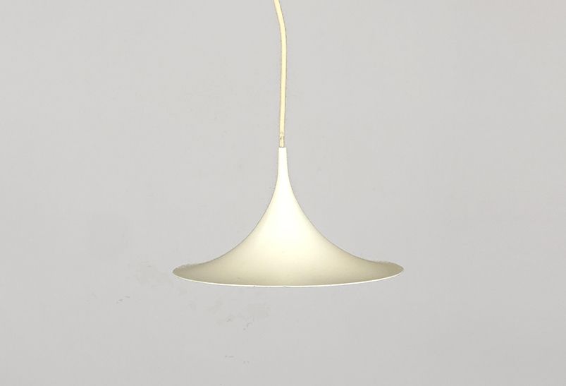 Foto White Metal Fog &#038; Morup Trumpet Form Pendant Light ø25