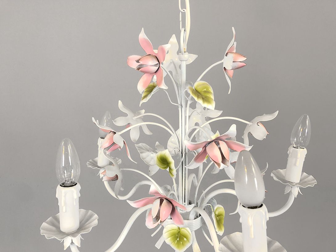 Foto White Metal Chandelier with Pink Flowers ø55