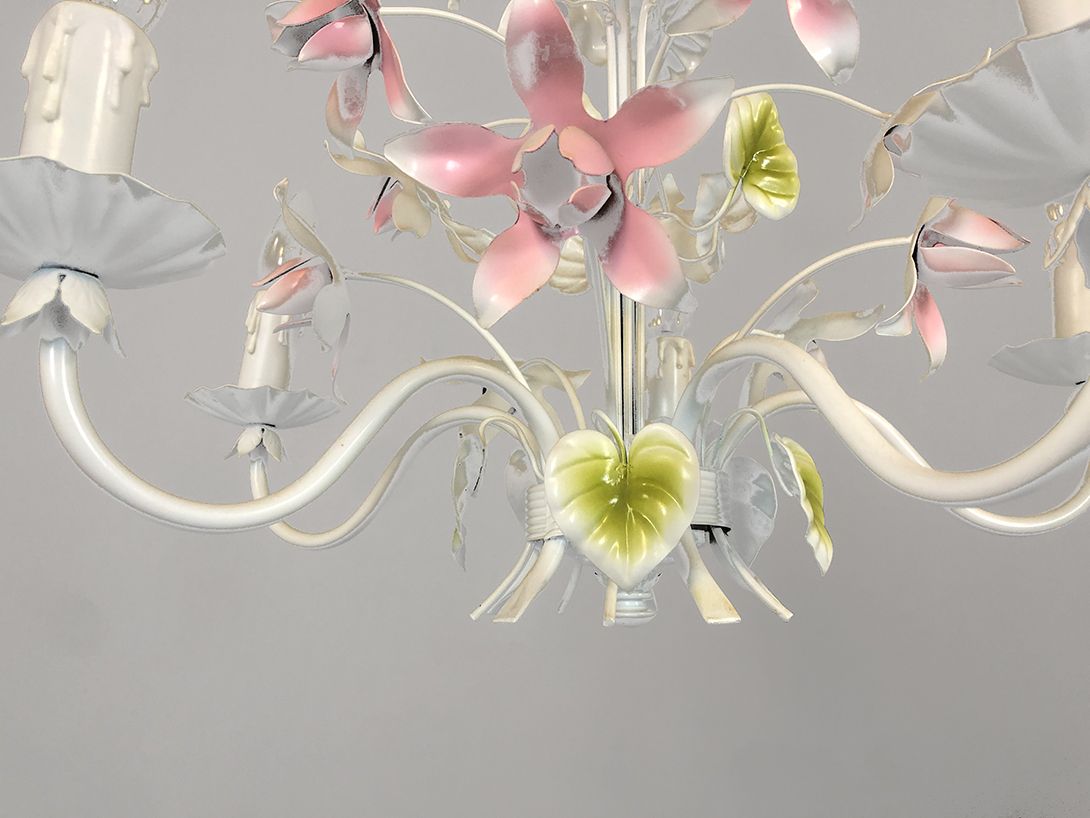 Foto White Metal Chandelier with Pink Flowers ø55