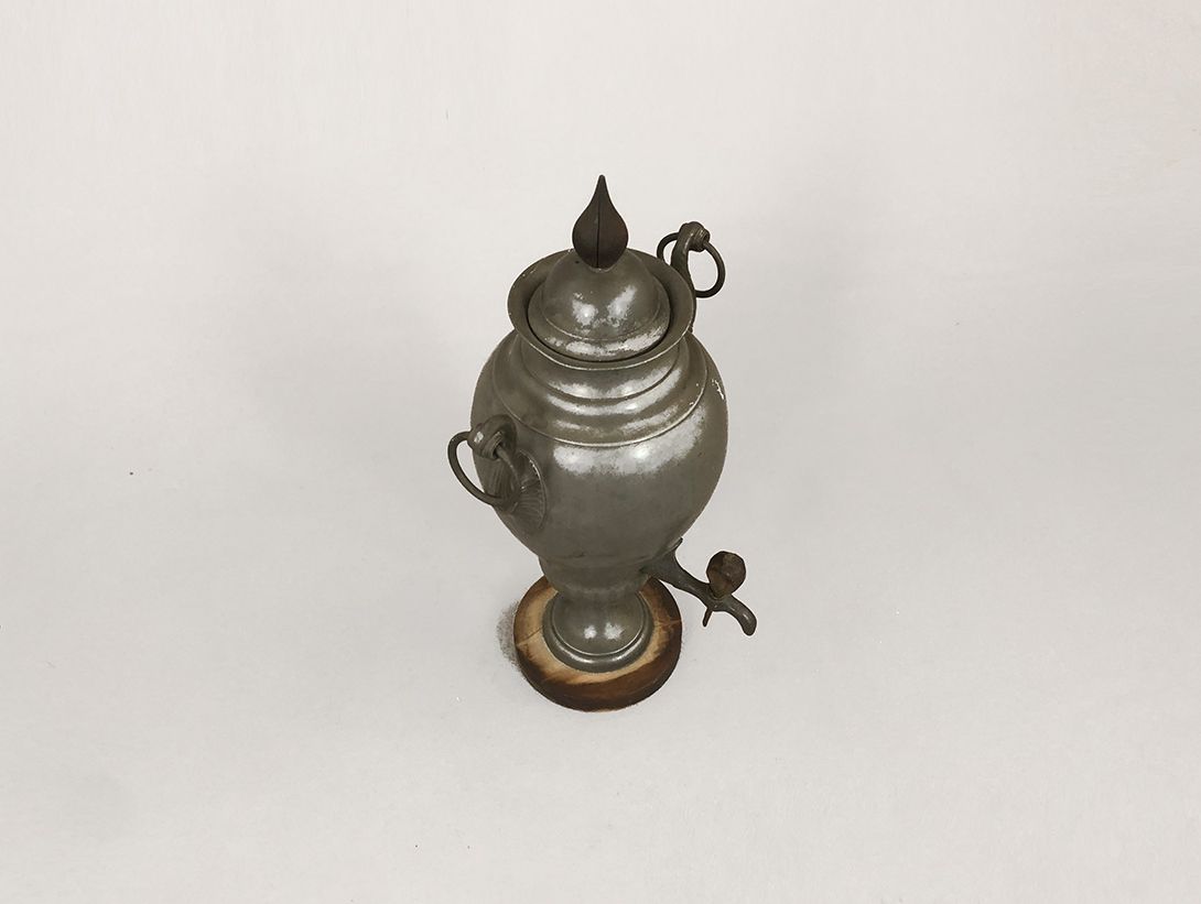 Foto Water Bottle with Tap and Lid and Wooden Coaster