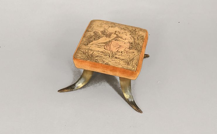 Foto Stool with Horn Feet and a Picture of Lovers on the Seat