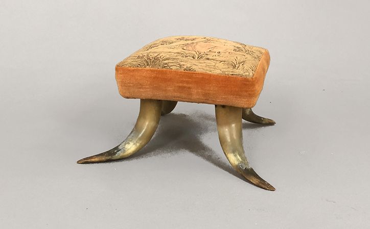 Foto Stool with Horn Feet and a Picture of Lovers on the Seat