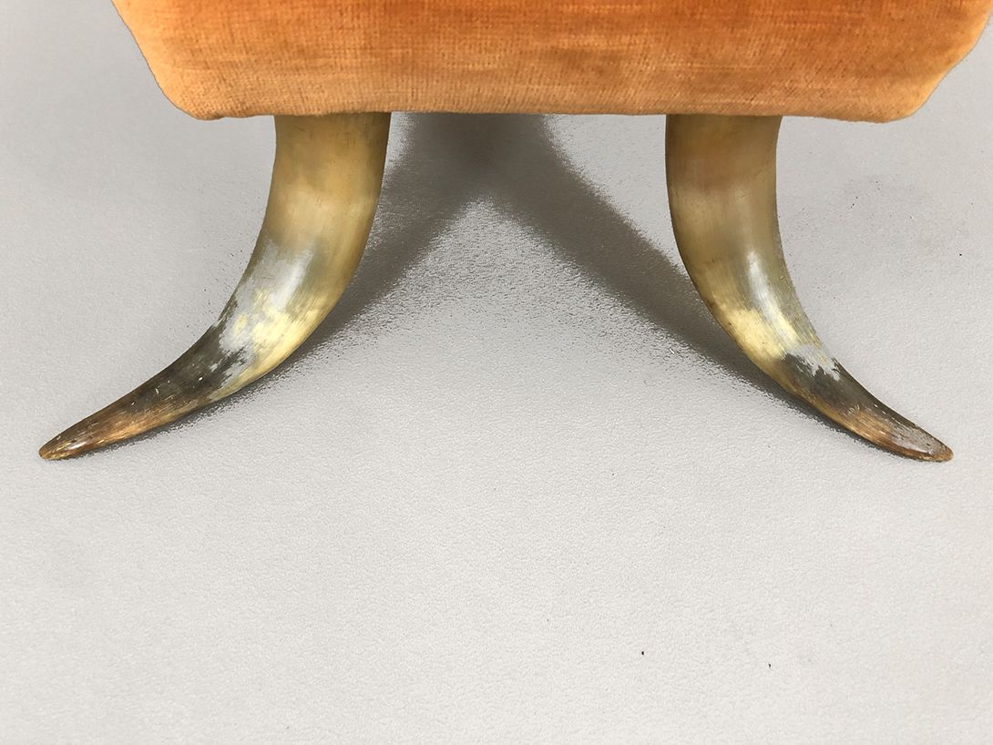 Foto Stool with Horn Feet and a Picture of Lovers on the Seat