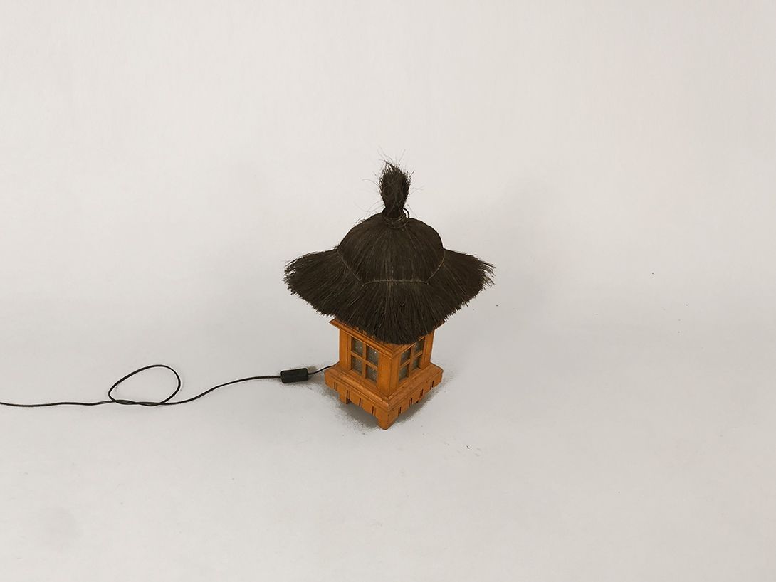 Foto Table Lamp in Form of a Cottage with Thatched Roof h67