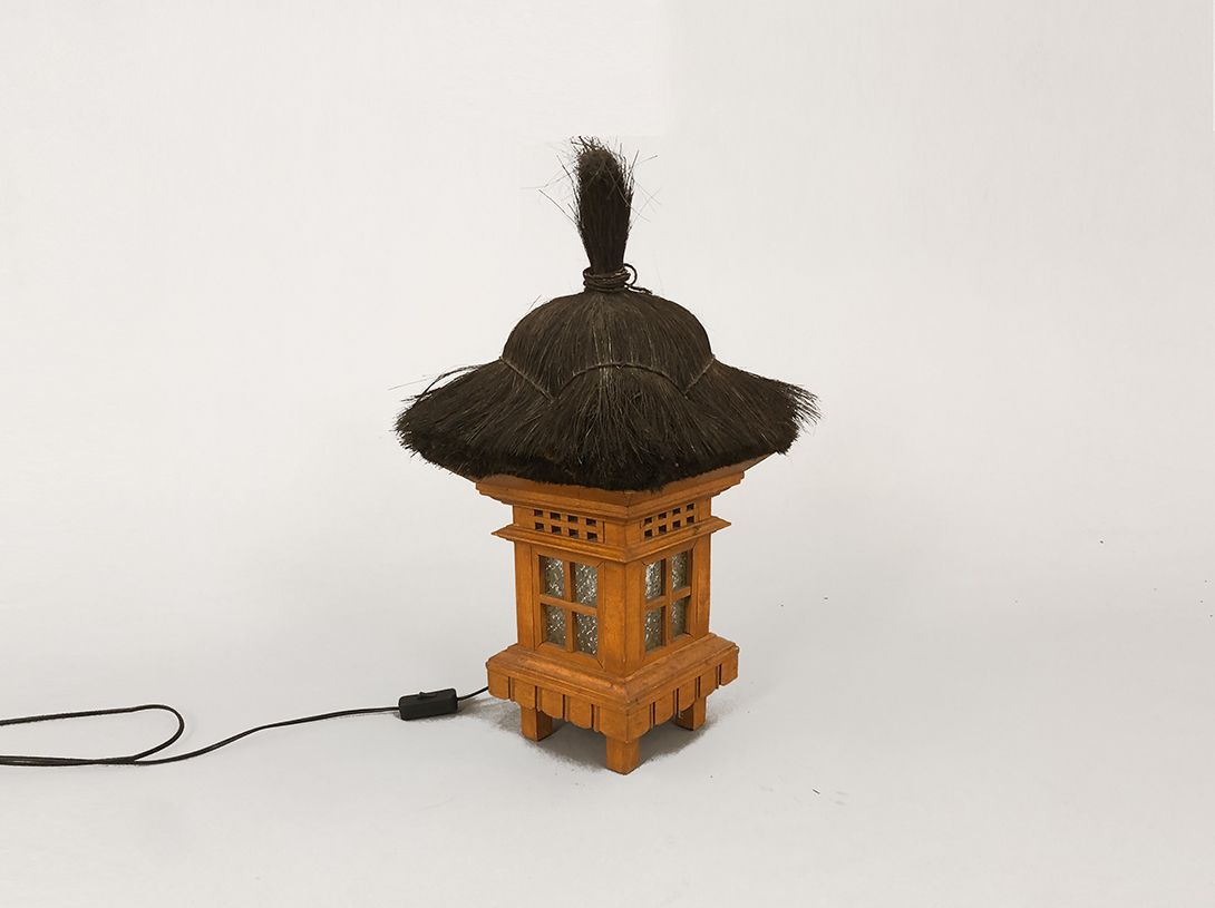 Foto Table Lamp in Form of a Cottage with Thatched Roof h67