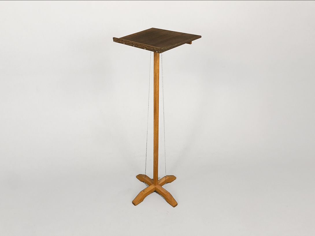 Foto Simple Wooden Speaker&#8217;s Desk h114x31x39
