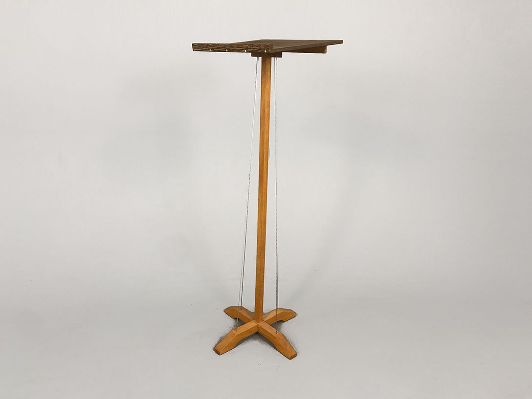 Foto Simple Wooden Speaker&#8217;s Desk h114x31x39