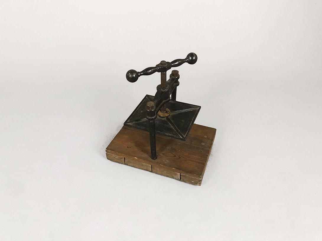 Foto Black Metal Press with Wooden Stand