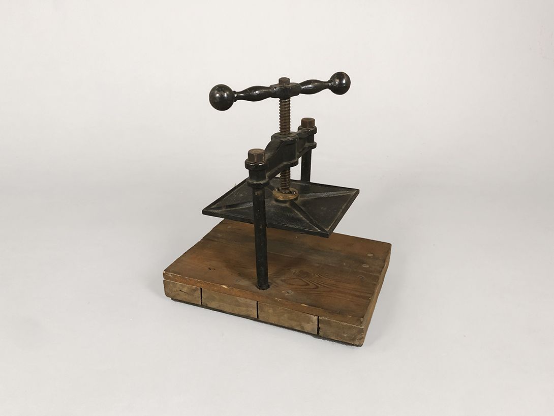 Foto Black Metal Press with Wooden Stand