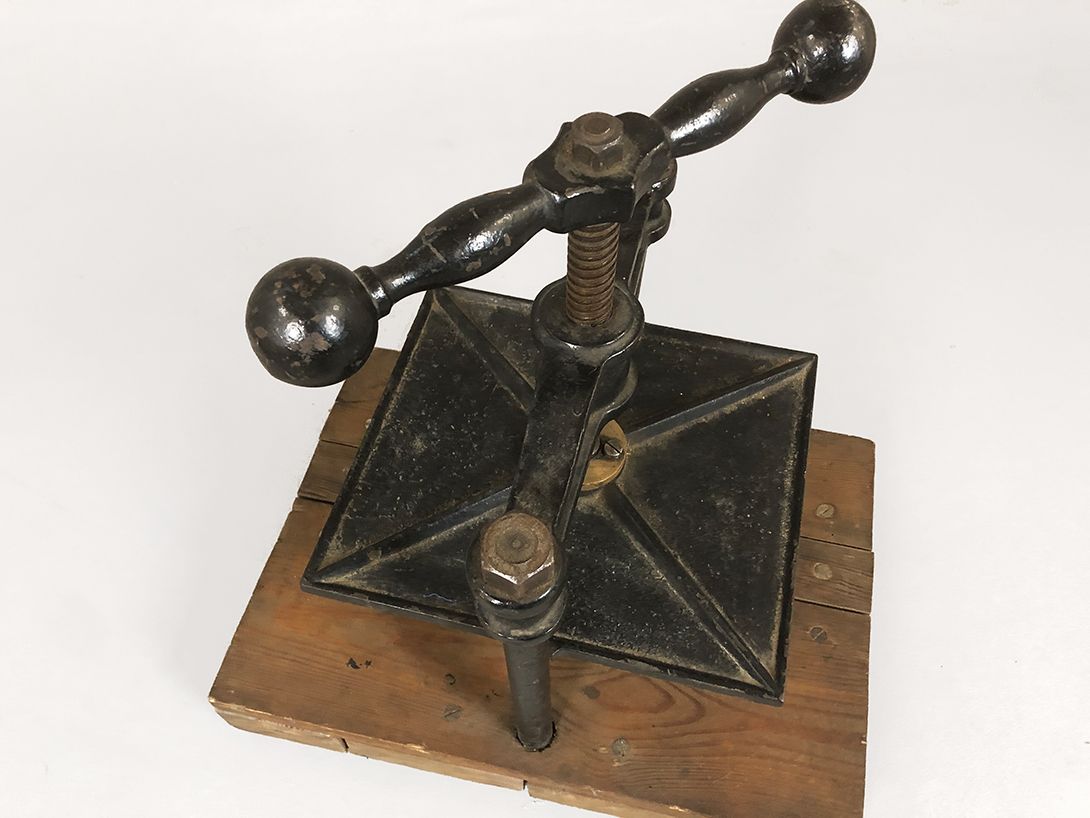 Foto Black Metal Press with Wooden Stand