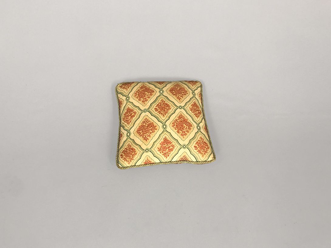 Foto Brown Flower and Green Patterned Pillow