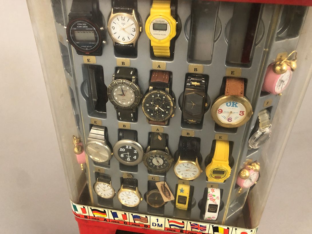 Foto Vender with Wrist Watches and Alarm Clocks