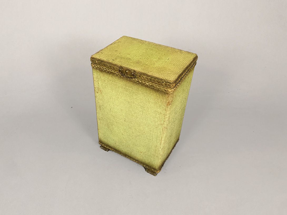 Foto Wicker Yellow Clothes Hamper