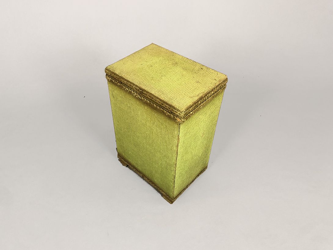 Foto Wicker Yellow Clothes Hamper