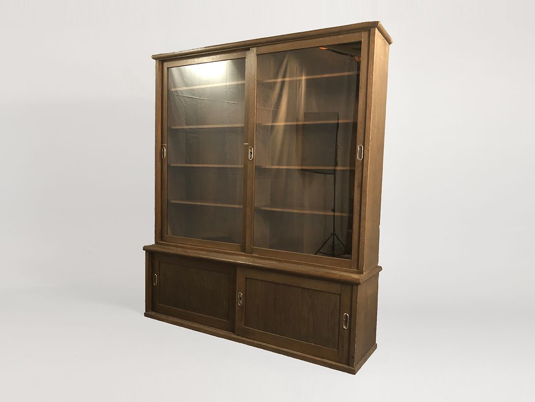 Foto Wooden Cabinet with Glass