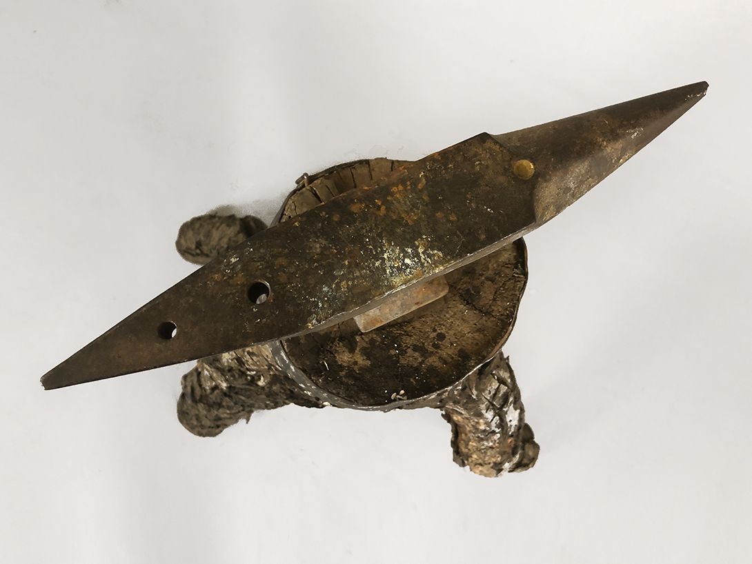 Foto Antique Anvil on Wooden Base h93