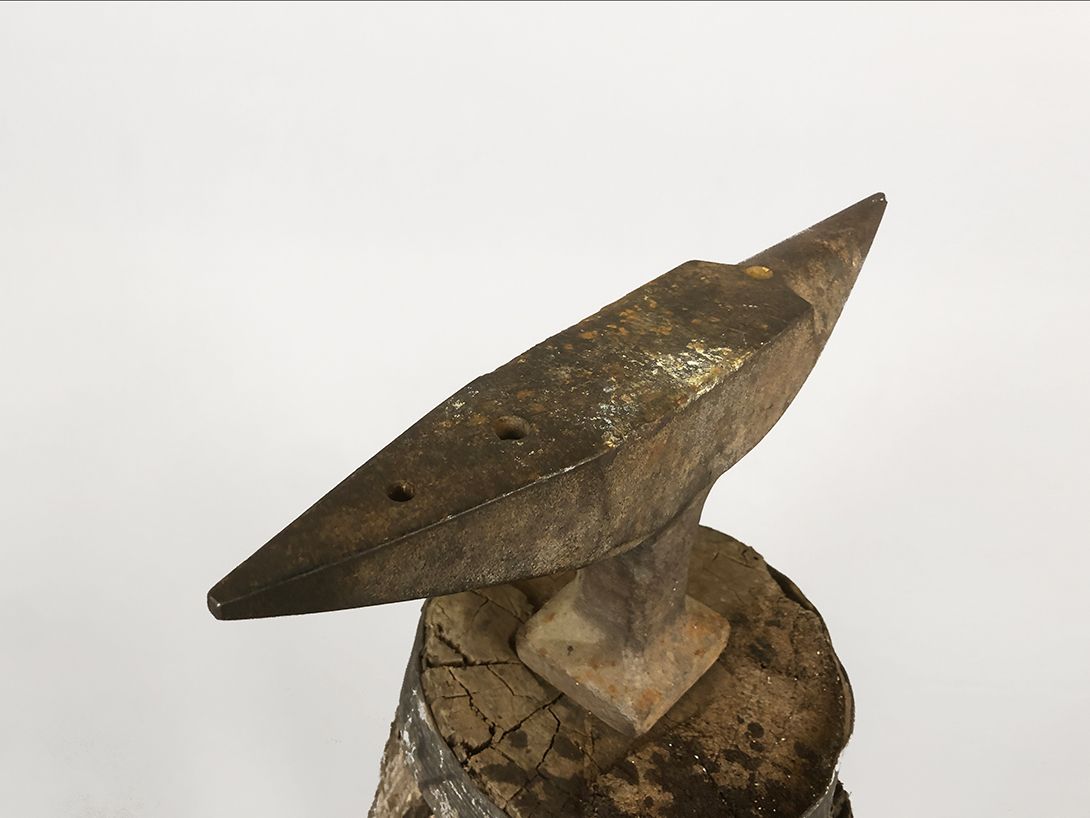 Foto Antique Anvil on Wooden Base h93