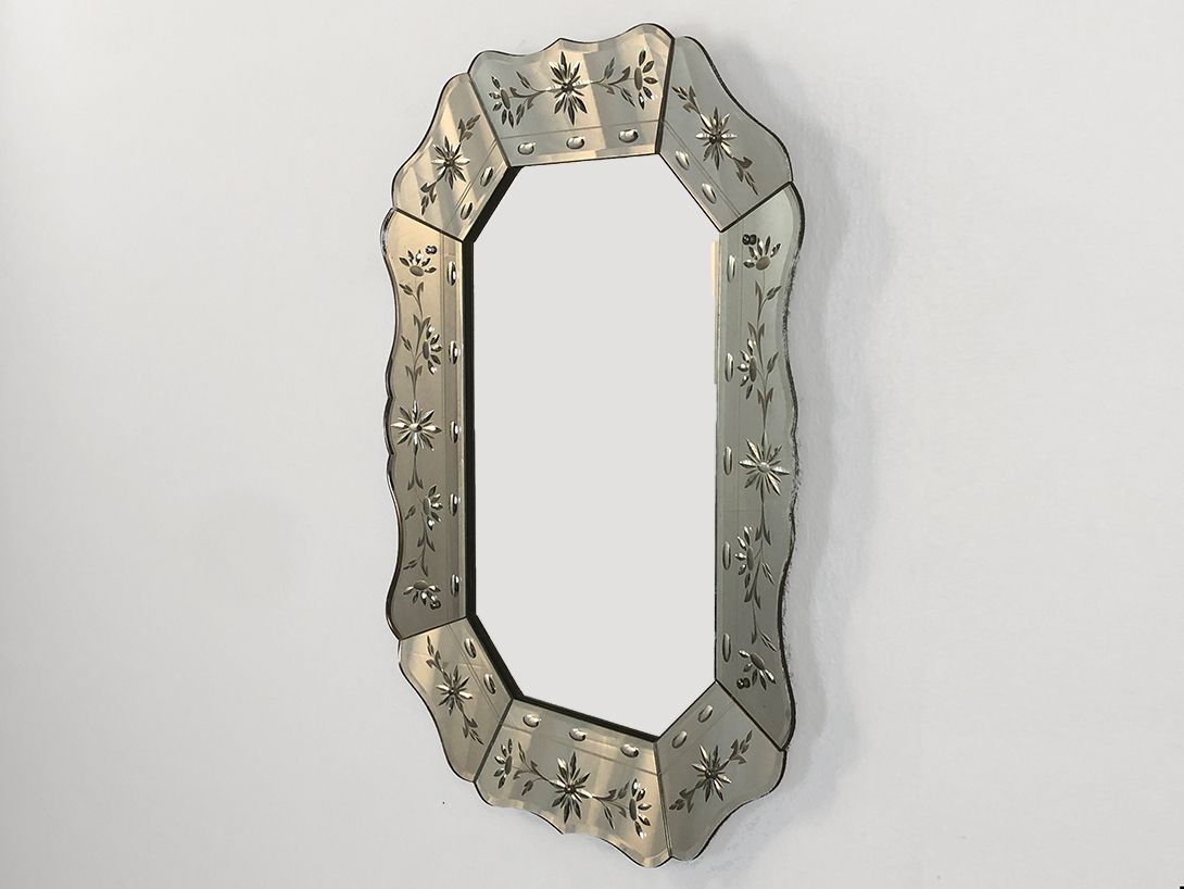 Foto Mirror with Detailed Frame