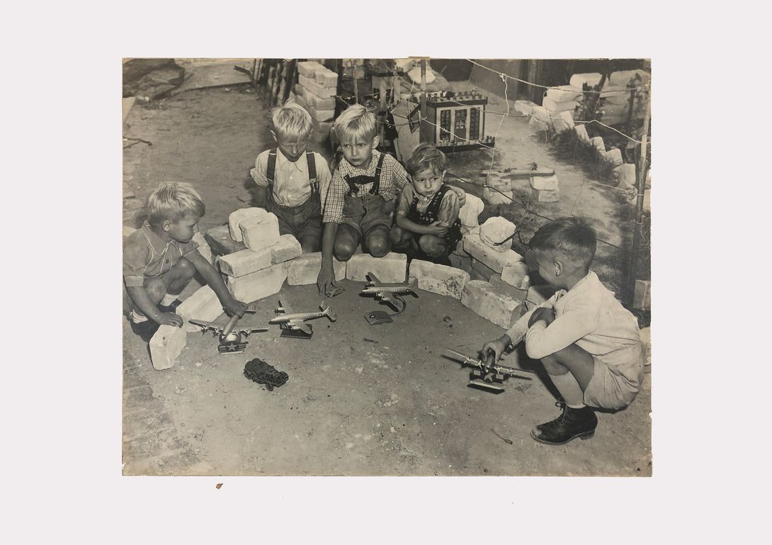 Foto Print Playing Children in Postwar Berlin, Luftbrücke, h46x57, 15E3