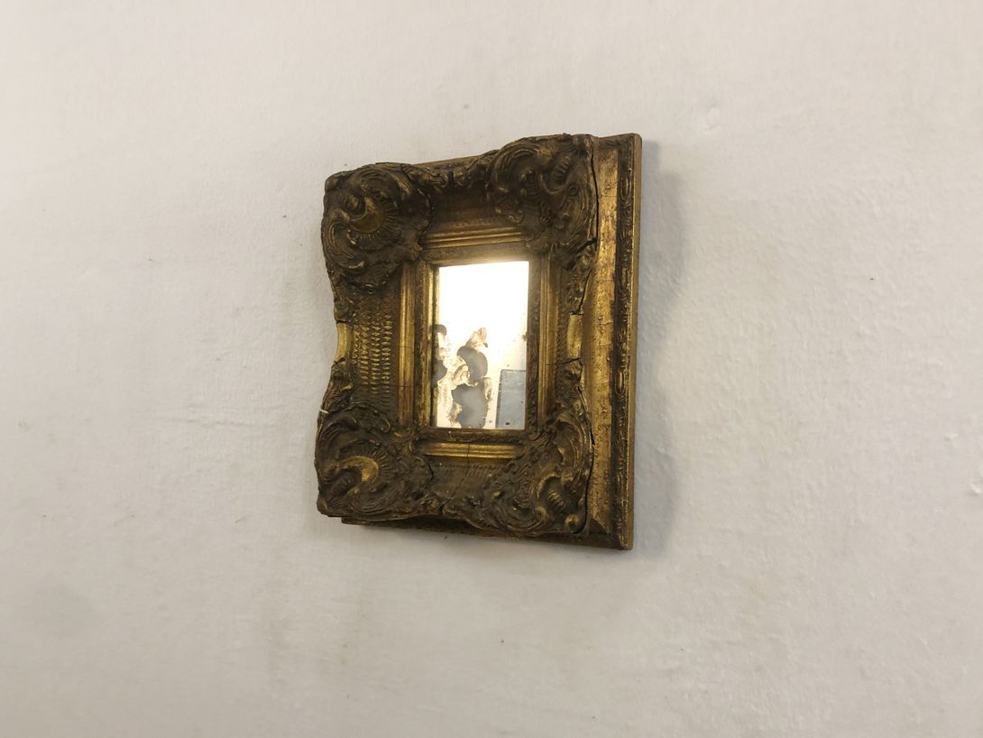 Foto Small Antique Mirror in Opulent Golden Frame h38x33