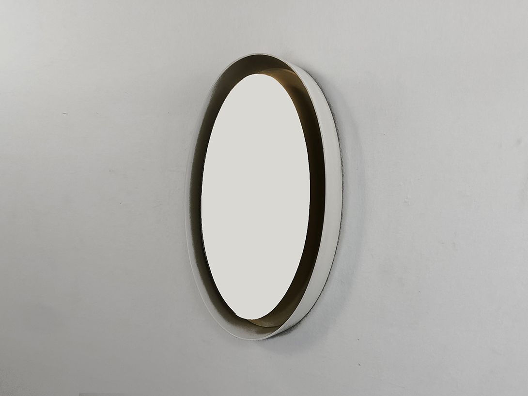 Foto Mirror with White Frame and Integrated Light