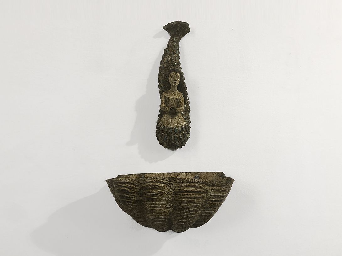 Foto Outside Lavatory in Form of a Shell with Mermaid