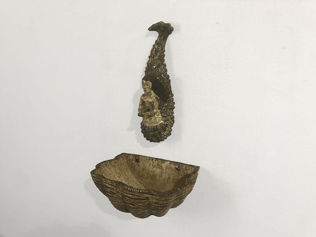 Foto Outside Lavatory in Form of a Shell with Mermaid