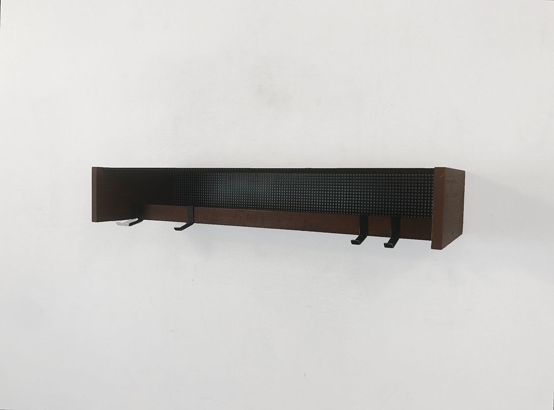 Foto Wooden Coat Hanger with Black Metal Grit Back