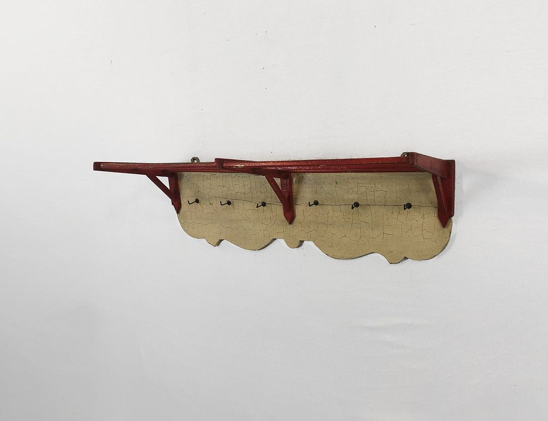 Foto Wooden Wall Wardrobe with Red Hat Rack